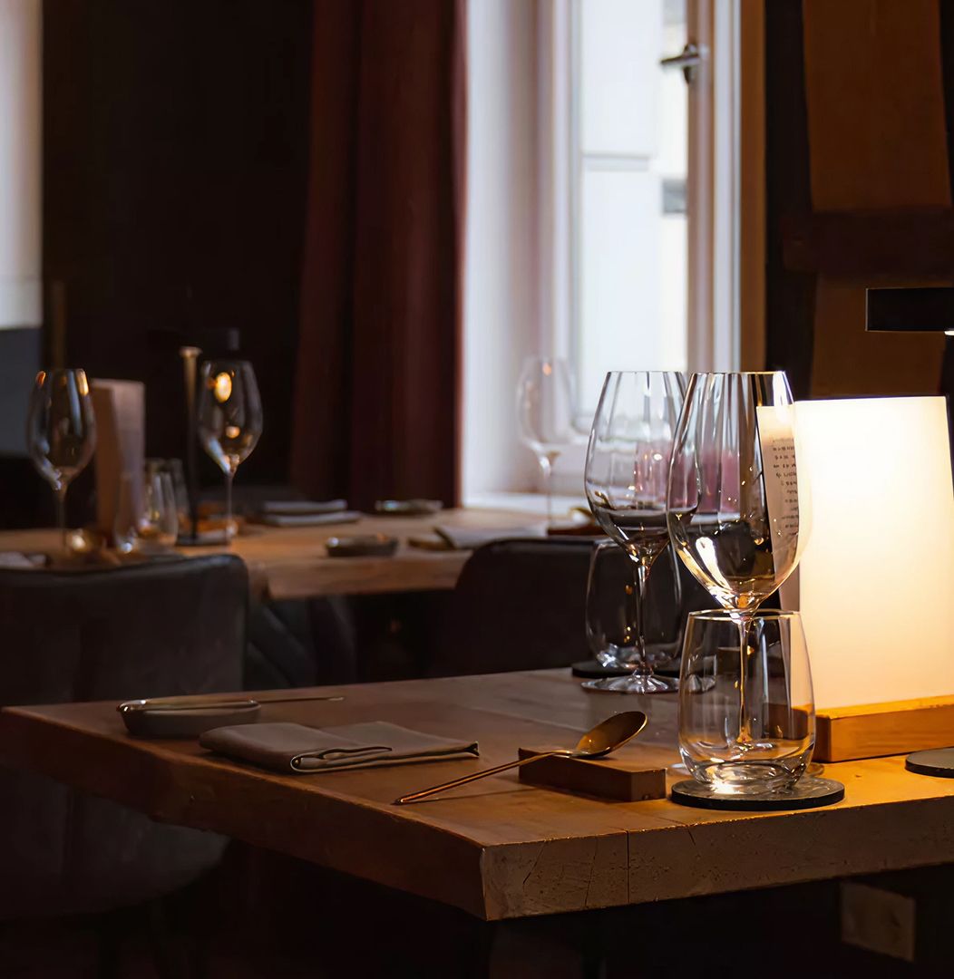 Ein schön gedeckter Tisch mit atmosphärischem Licht